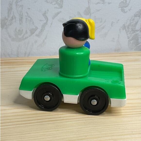 Vintage Fisher Price Green Car With Man & Woman Two Seat FP - Picture 4 of 7